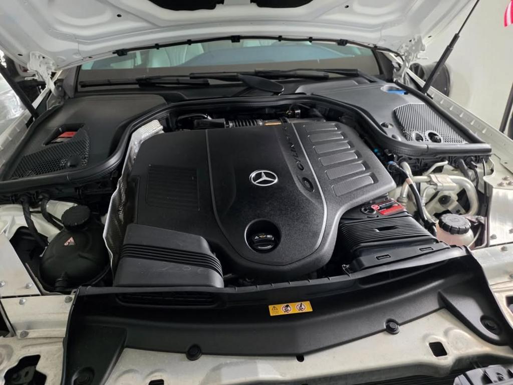 Mercedes-Benz E-Class photo 9